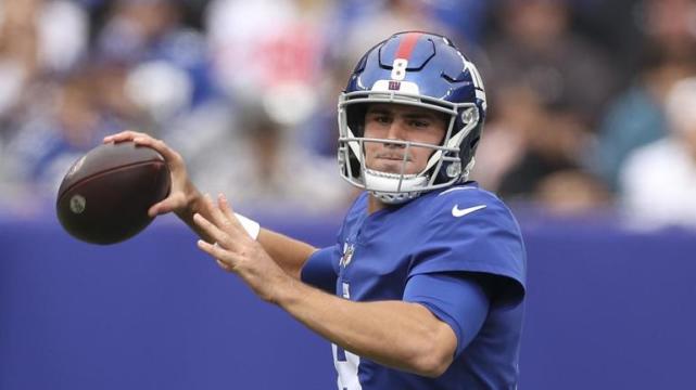 Le quart-arrière des Giants de San Francisco Daniel Jones s'est blessé au cou